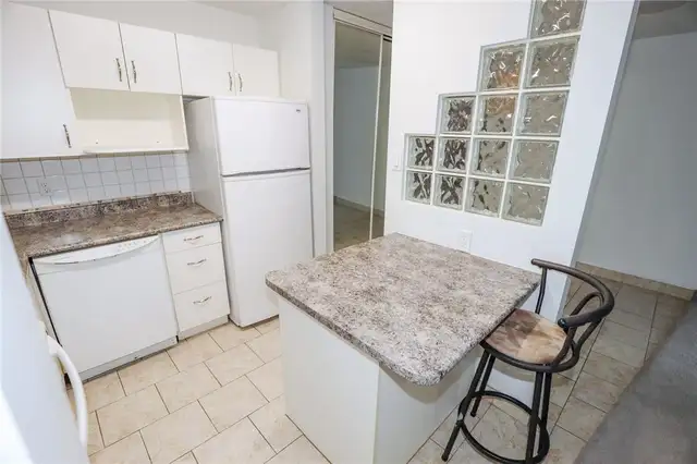 Available NOW for rent.Apartment at 15 Kennedy St. on the main - Photo 3