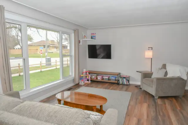 Move in Ready - Updated and fully finished! - Photo 2