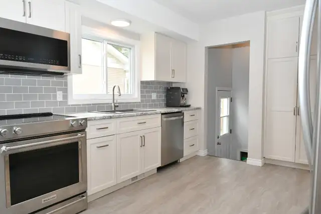 Move in Ready - Updated and fully finished! - Photo 3