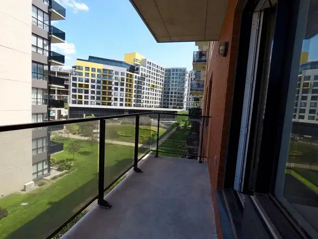 Superbe condo 2 chambres à louer près du métro Namur