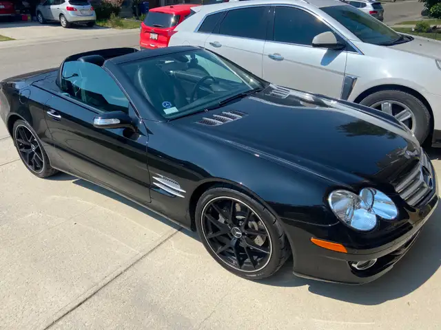 28,000 original Kms. 2007 Mercedes SL550 hardtop convertible.