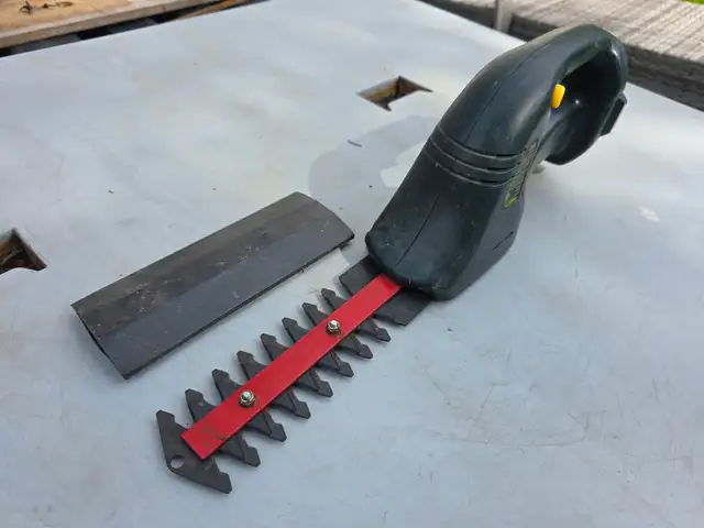 Yardworks 18V Cordless Shrubber 8'