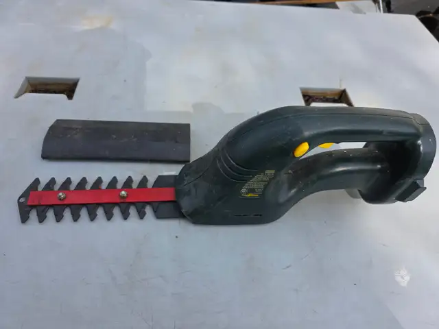 Yardworks 18V Cordless Shrubber 8' - Photo 6