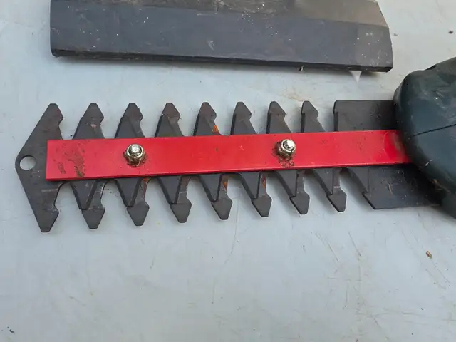 Yardworks 18V Cordless Shrubber 8' - Photo 7
