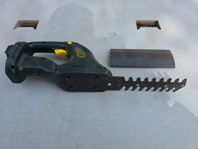 Yardworks 18V Cordless Shrubber 8' - Photo 10