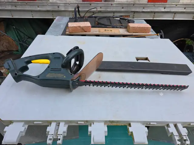 Yardworks 18V Cordless Hedge Trimmer Tool Battery And Charger - Photo 3