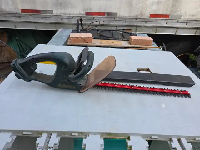 Yardworks 18V Cordless Hedge Trimmer Tool Battery And Charger - Photo 5