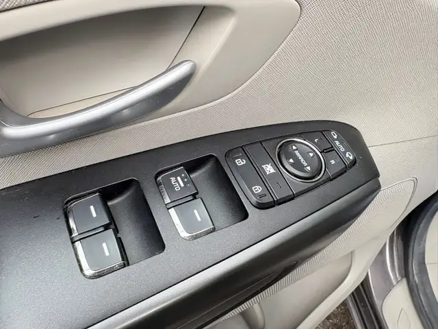 2016 KIA SEDONA LX - HEATED SEATS - BACK-UP CAM - 3RD ROW SEATS - Photo 15