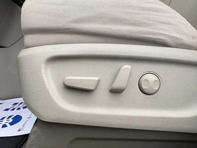 2016 KIA SEDONA LX - HEATED SEATS - BACK-UP CAM - 3RD ROW SEATS - Photo 16