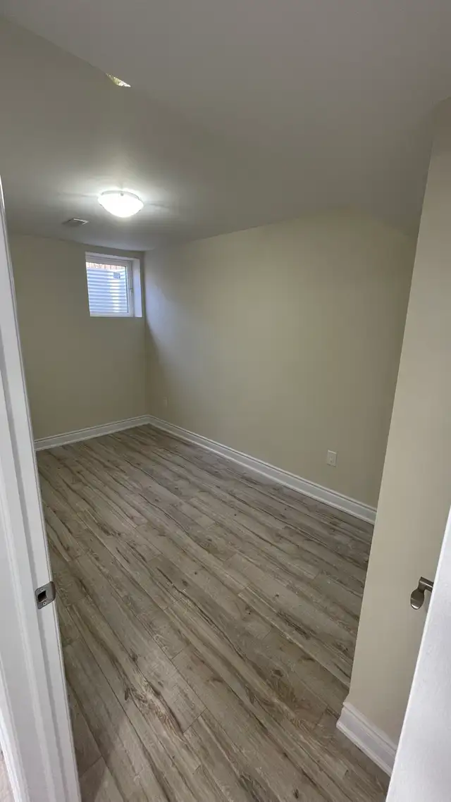 Spacious Basement with 2 bedrooms near GO Station - Photo 3