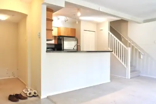 3-BR & Den townhouse for rent in Burnaby-Clean, Bright, Availa - Photo 2