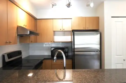 3-BR & Den townhouse for rent in Burnaby-Clean, Bright, Availa - Photo 3