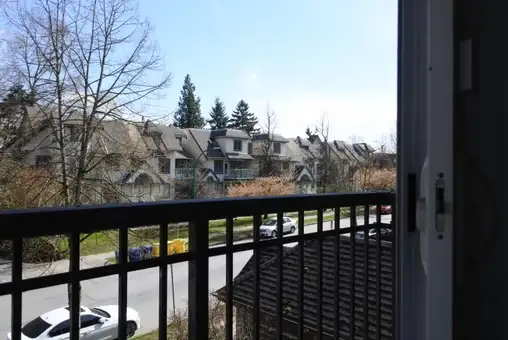 3-BR & Den townhouse for rent in Burnaby-Clean, Bright, Availa - Photo 8