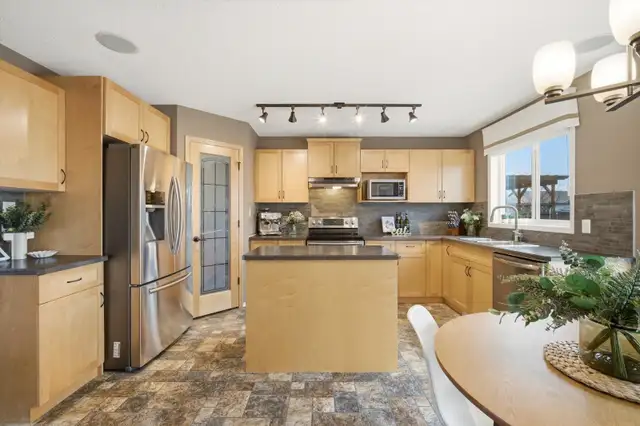 FOR SALE: 4 Bed Dugald Home with Huge Lot & Oversized Garage - Photo 3