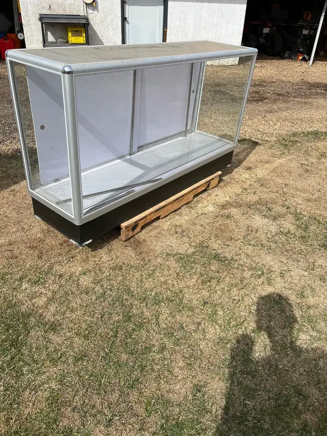 Free aluminum glass display showcase