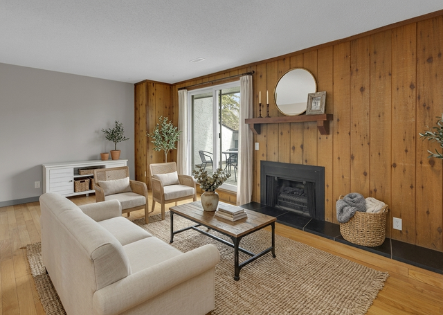 UPDATED 3 STOREY OAKRIDGE TOWNHOUSE FOR $270,000 - Photo 2