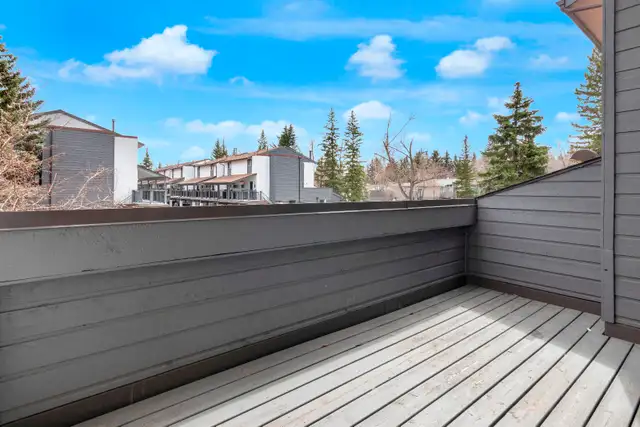 UPDATED 3 STOREY OAKRIDGE TOWNHOUSE FOR $270,000 - Photo 9