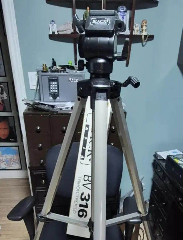 VIDEO TRIPOD W/ FLUID HEAD – SMOOTH PAN & TILT – CLEAN – $35