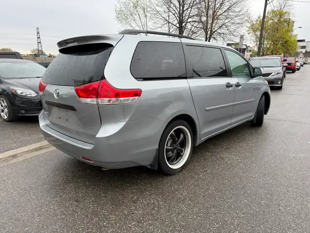 2011 Toyota Sienna - Photo 2
