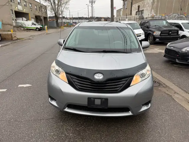 2011 Toyota Sienna - Photo 3