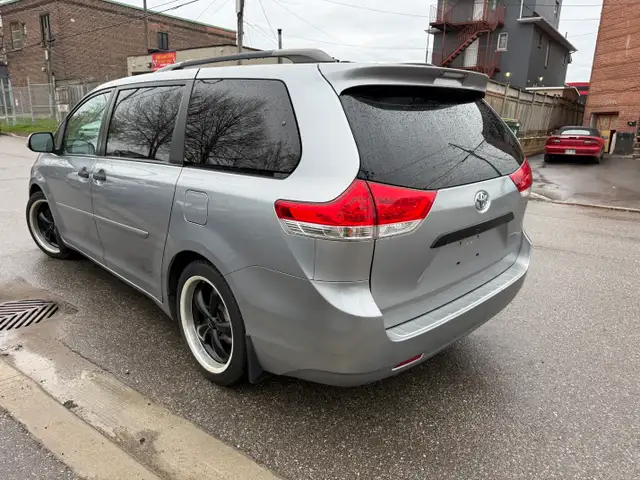 2011 Toyota Sienna - Photo 5