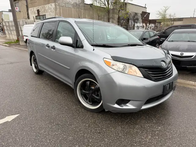 2011 Toyota Sienna - Photo 6