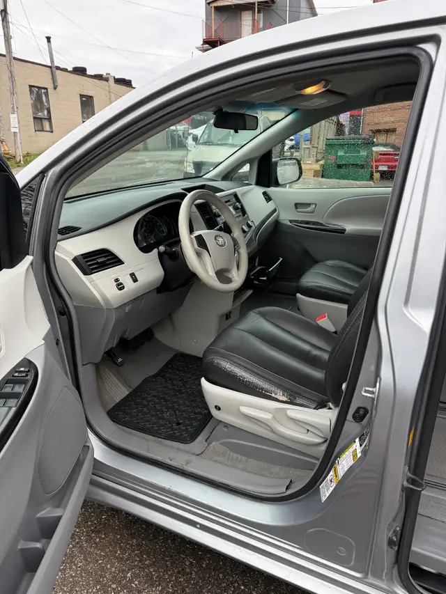 2011 Toyota Sienna - Photo 7