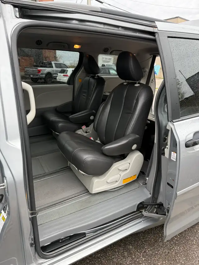 2011 Toyota Sienna - Photo 8