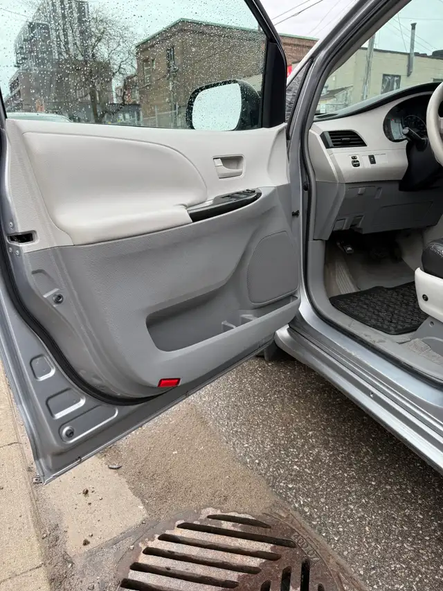 2011 Toyota Sienna - Photo 9