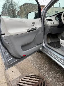 2011 Toyota Sienna - Photo 9