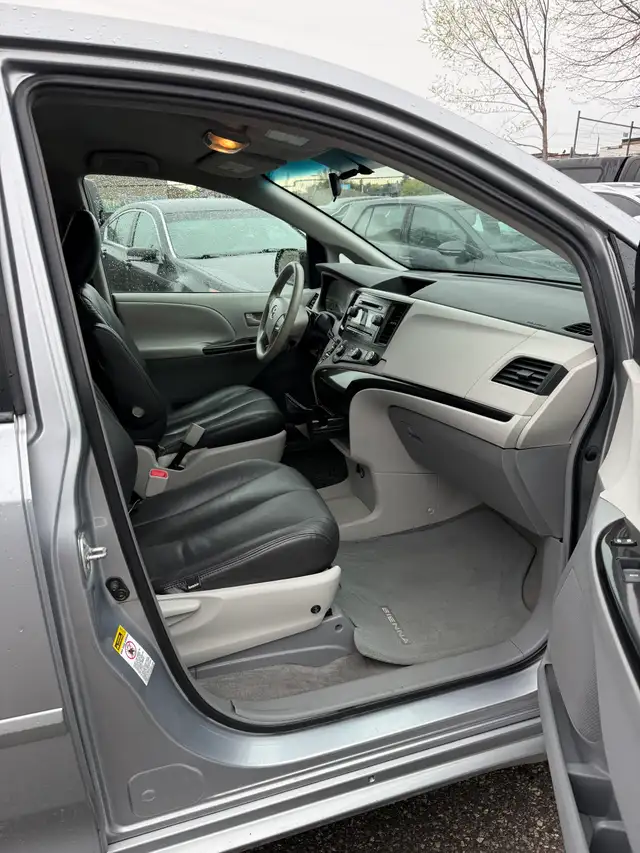 2011 Toyota Sienna - Photo 10