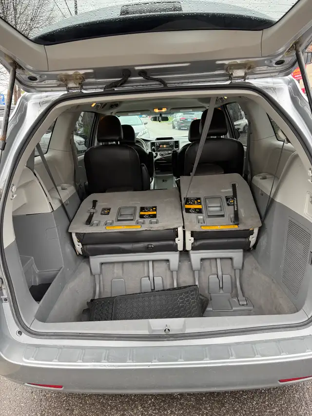 2011 Toyota Sienna - Photo 11