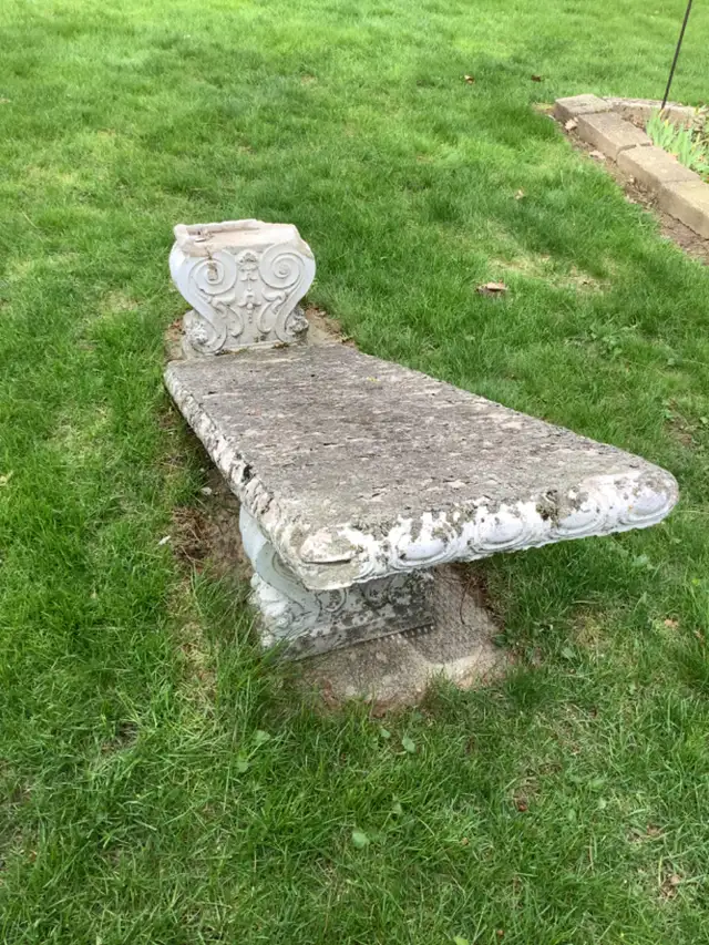 Cement bench - Photo 2