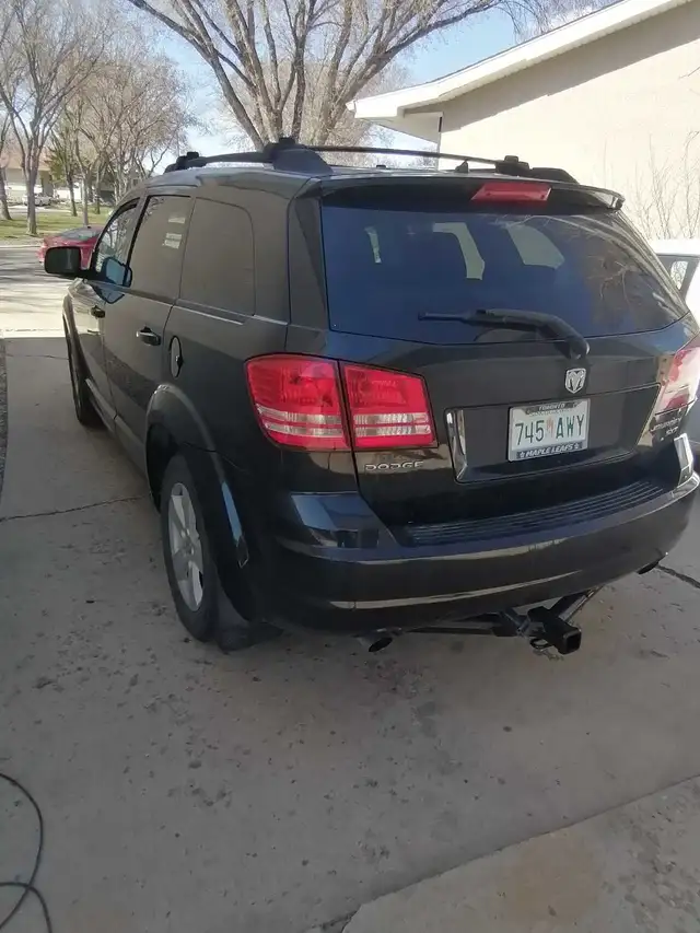 2009 Dodge Journey SXT 7 passenger with trailer hitch - Photo 3