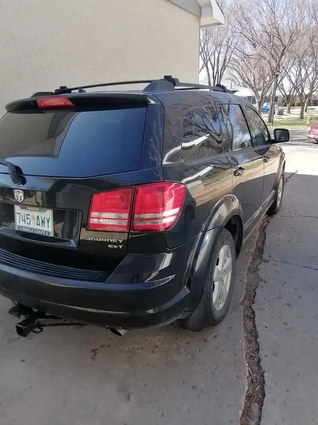 2009 Dodge Journey SXT 7 passenger with trailer hitch - Photo 4