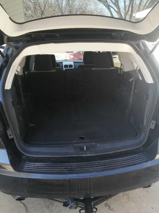 2009 Dodge Journey SXT 7 passenger with trailer hitch - Photo 5