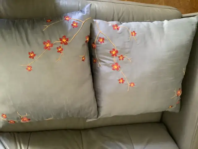 toss cushions - Photo 3