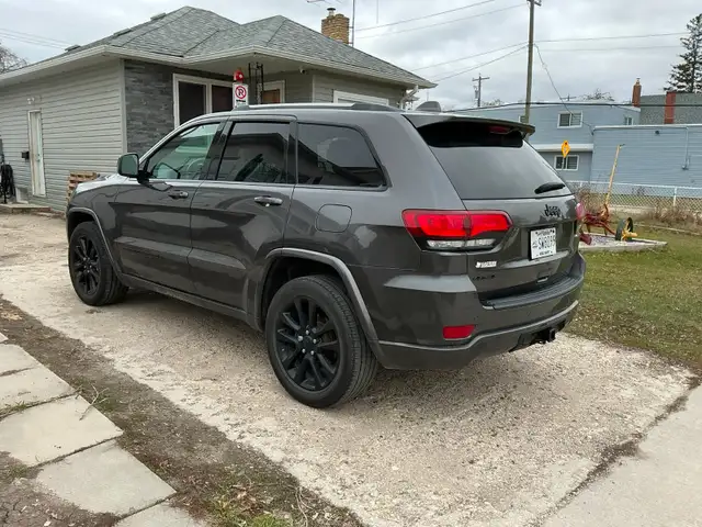 (On Hold) 2019 Jeep Grand Cherokee Altitude - Photo 2