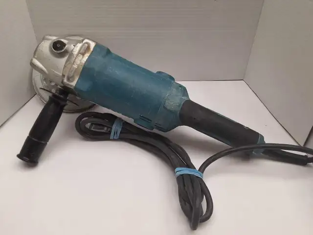 Makita GA7050 7' Angle Grinder w/Diamond Cup Wheel