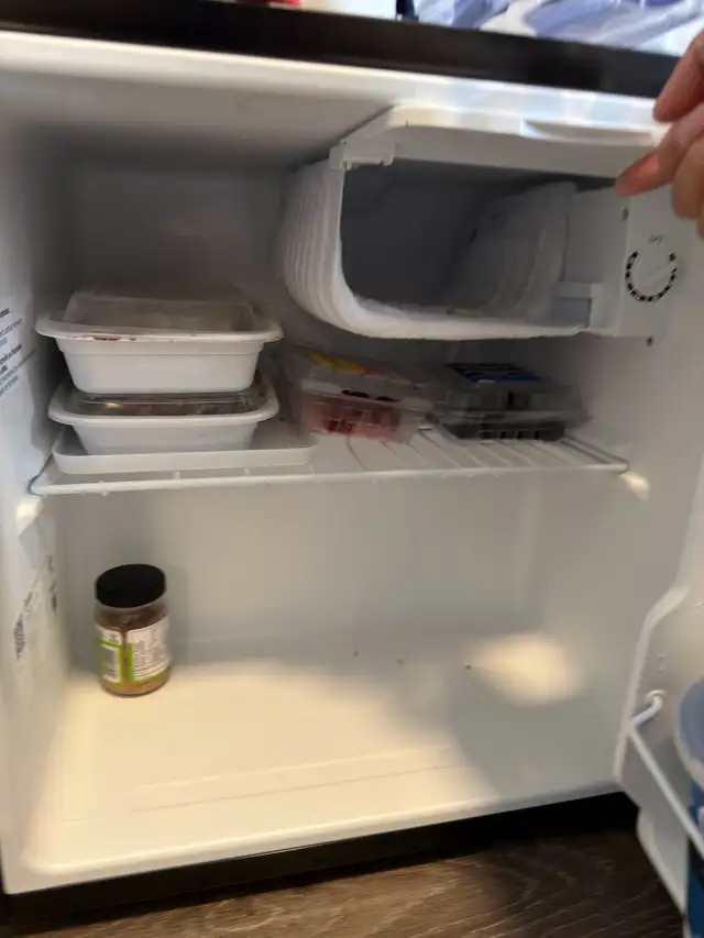 $100 - mini fridge for small room or office - Photo 3