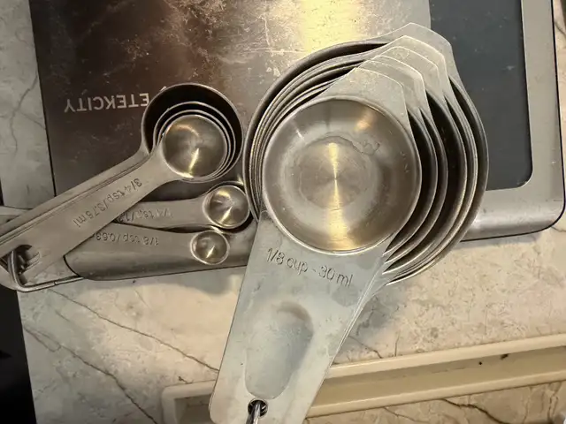 $100 - food weigh scale and measuring cups - Photo 2
