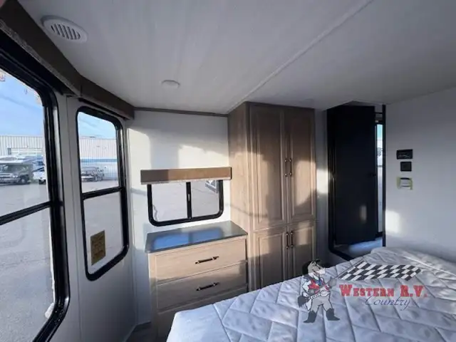 2025 Keystone RV Residence 401HBDL - Photo 8
