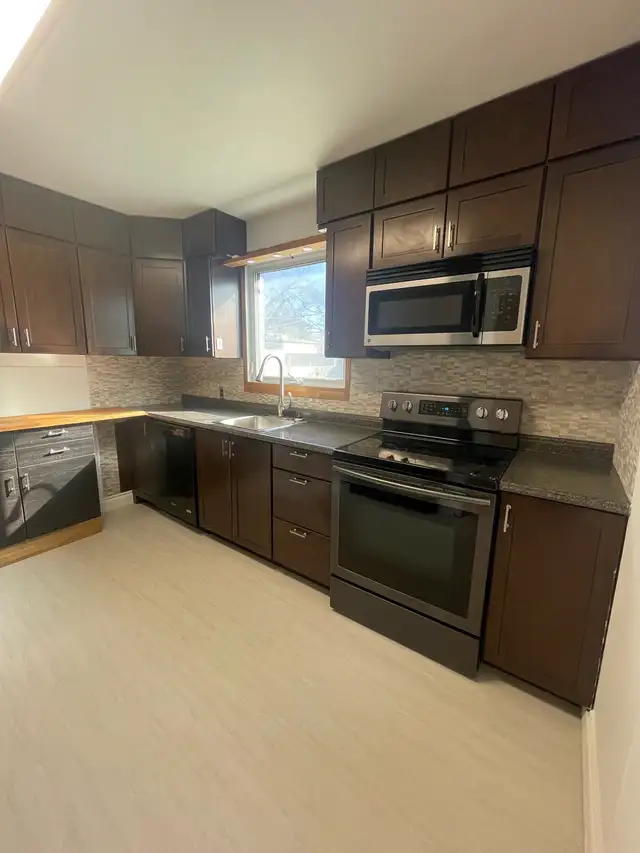 NEWLY RENOVATED BUNGALOW FOR RENT IN RIVER HEIGHTS/CRESENTWOOD - Photo 9