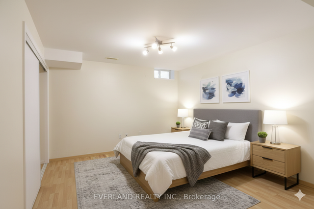 Walkout basement 2Bed 1Den for rent in Richmond Hill - Photo 2