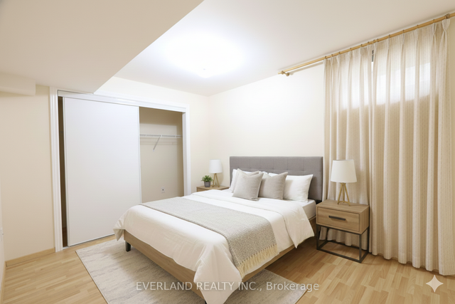 Walkout basement 2Bed 1Den for rent in Richmond Hill - Photo 3