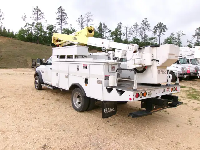 2015 Dodge Ram 5500 Altec AT40G Bucket Truck - Photo 4