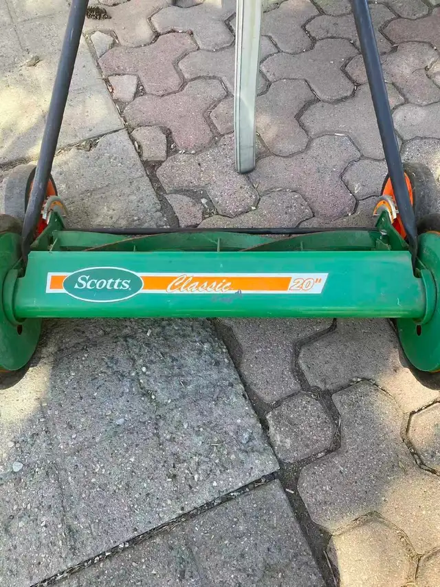 mint condition hand push lawnmower - Photo 2
