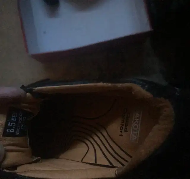 Brand new man's steel toe safety shoes, size 8.5 - Photo 2