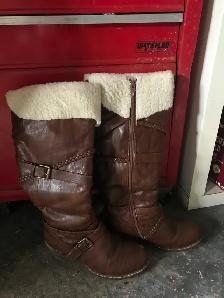 These stylish warm ladies' leather boots
