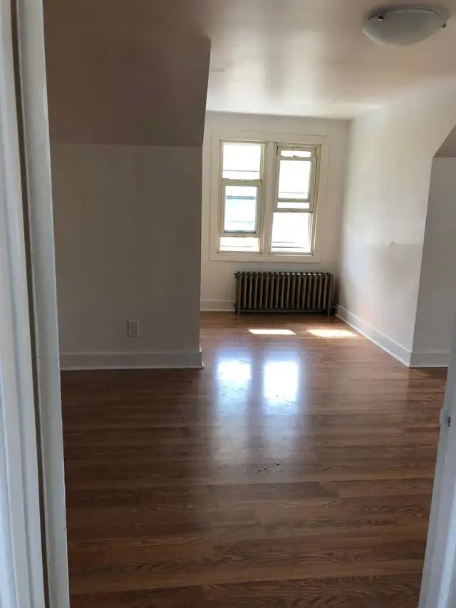 Renovated 2 bedrms in triplex, deck, backyard, parking & laundry - Photo 5